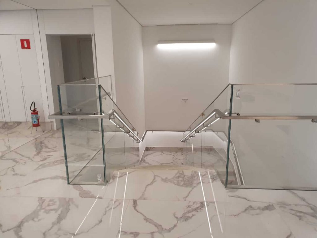 Descubra as vantagens do corrimão de aço inox agora