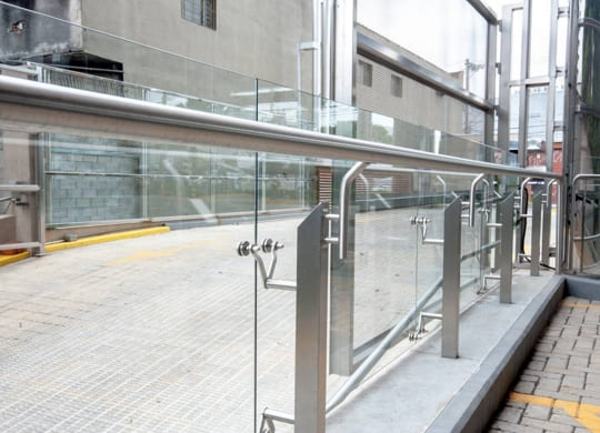 Guarda-corpo sob medida em aço inox: beleza e segurança