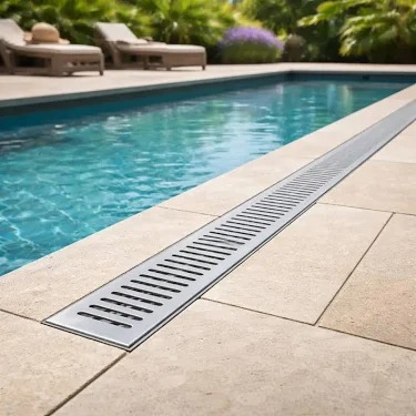 Ralo linear sob medida em aço inox para área de piscina: design e funcionalidade