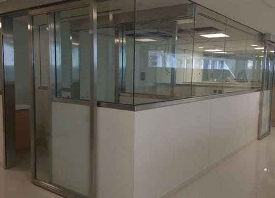 Por que as portas de aço inox são vitais para centros cirúrgicos